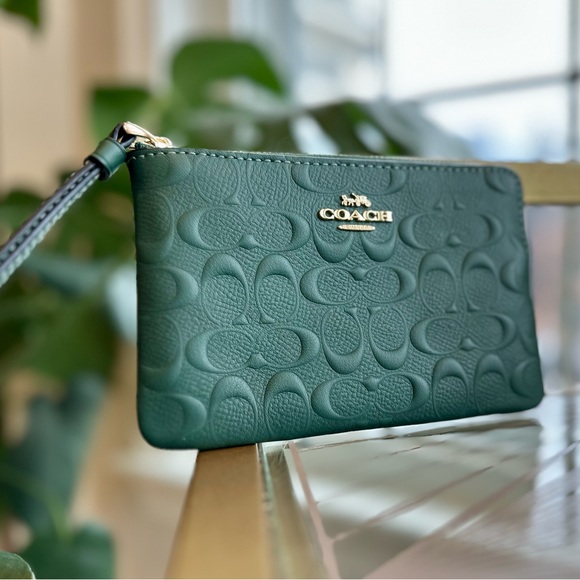NWT Coach Embossed Matte Textured Forest Green Corner Zip Wristlet Signature C’s - Picture 7 of 11